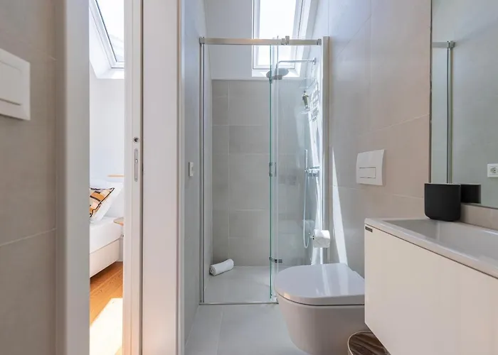 Design 3bdr Duplex W/balcony By Lovelystay