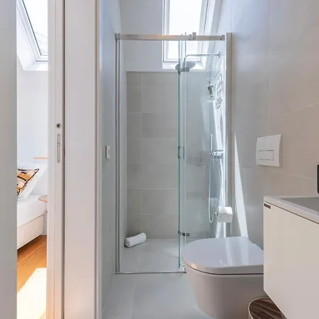 Design 3bdr Duplex W/balcony By Lovelystay