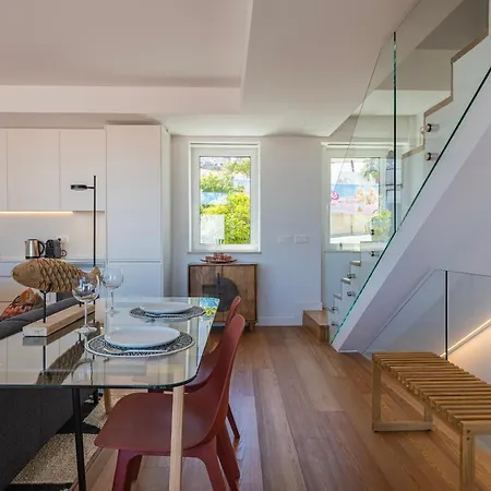 Design 3bdr Duplex W/balcony By Lovelystay *