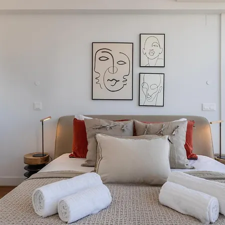 דירה Design 3bdr Duplex W/balcony By Lovelystay ליסבון