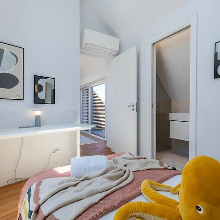 Design 3bdr Duplex W/balcony By Lovelystay *