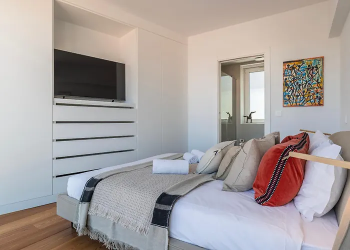 Design 3bdr Duplex W/balcony By Lovelystay *