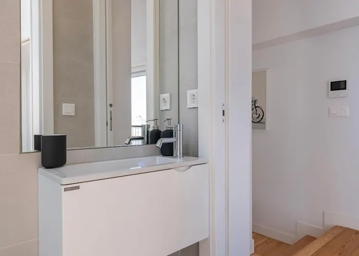아파트 Design 3bdr Duplex W/balcony By Lovelystay 리스본