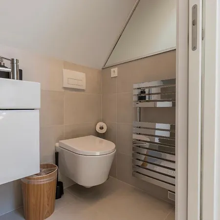 Design 3bdr Duplex W/balcony By Lovelystay