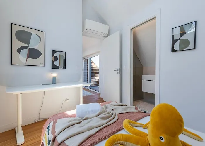 Design 3bdr Duplex W/balcony By Lovelystay *